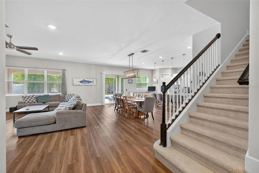 合同活跃: $1,050,000 (5 贝兹, 4 浴室, 3715 平方英尺)