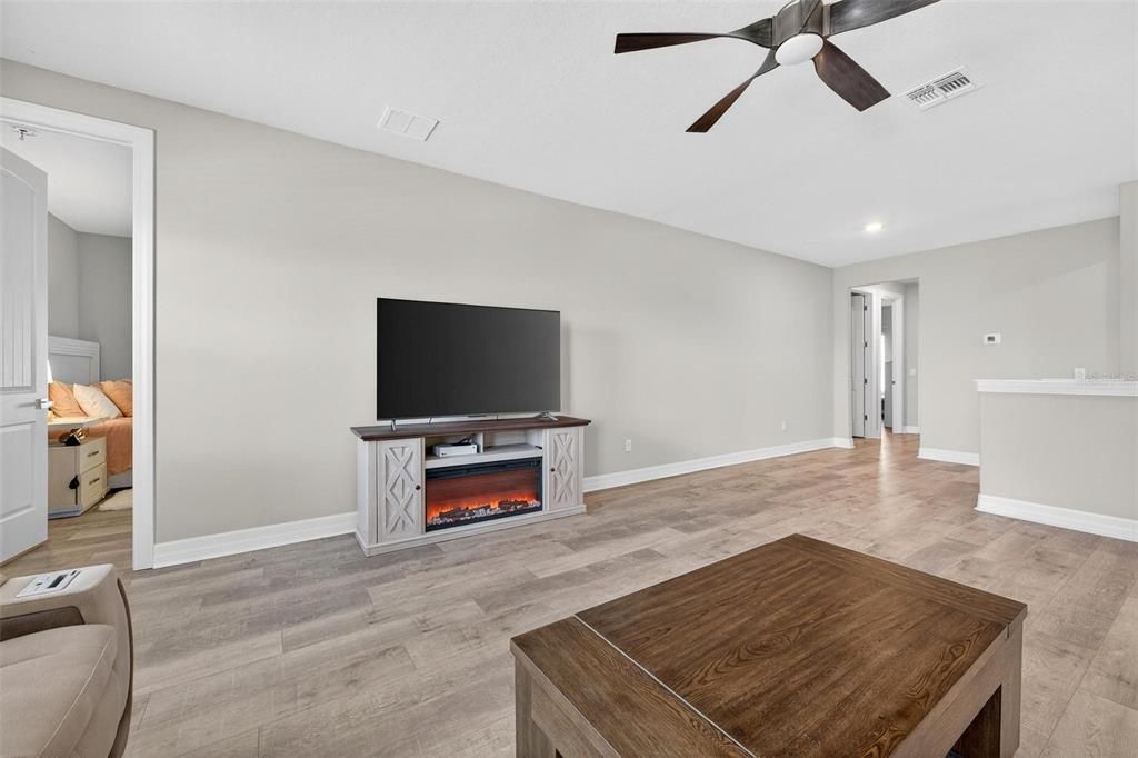 合同活跃: $1,050,000 (5 贝兹, 4 浴室, 3715 平方英尺)