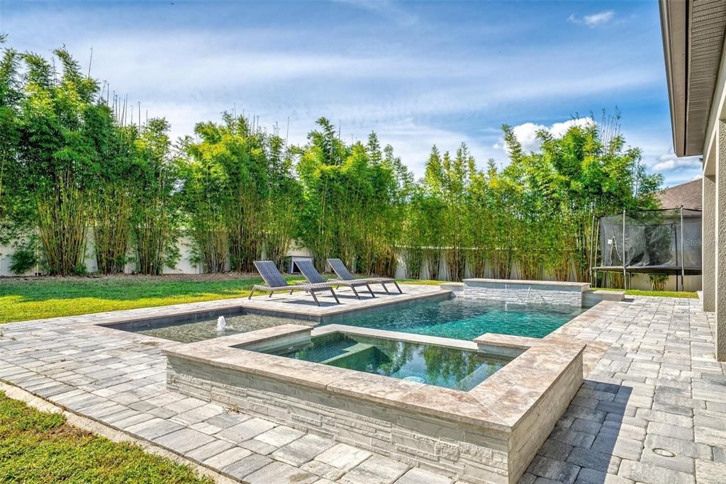 合同活跃: $1,050,000 (5 贝兹, 4 浴室, 3715 平方英尺)