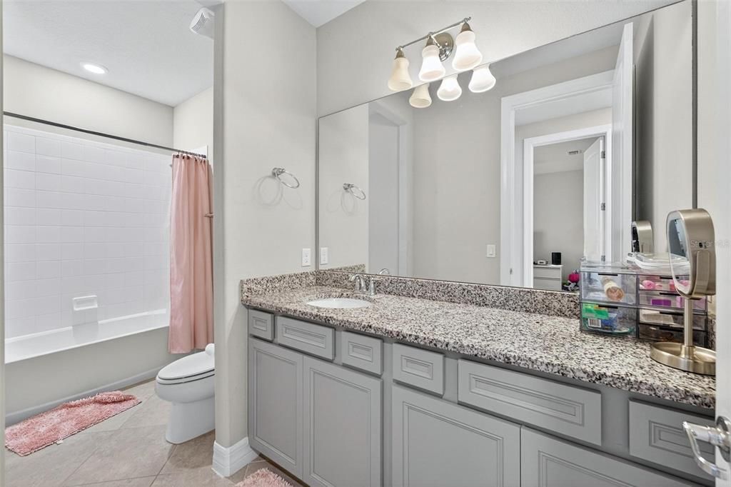 合同活跃: $1,050,000 (5 贝兹, 4 浴室, 3715 平方英尺)