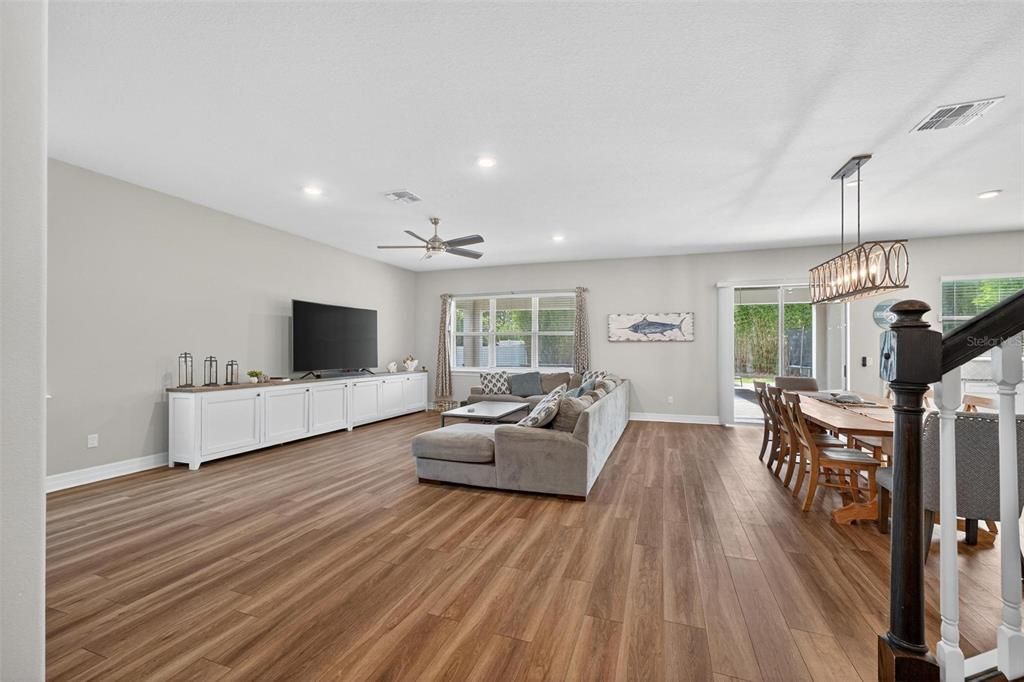 合同活跃: $1,050,000 (5 贝兹, 4 浴室, 3715 平方英尺)