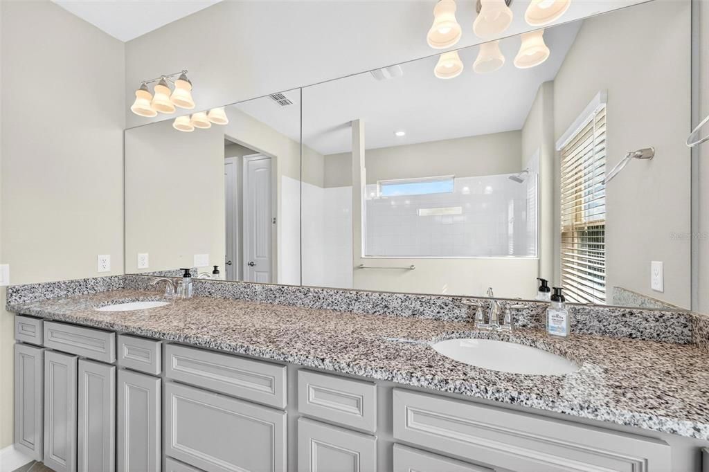 合同活跃: $1,050,000 (5 贝兹, 4 浴室, 3715 平方英尺)