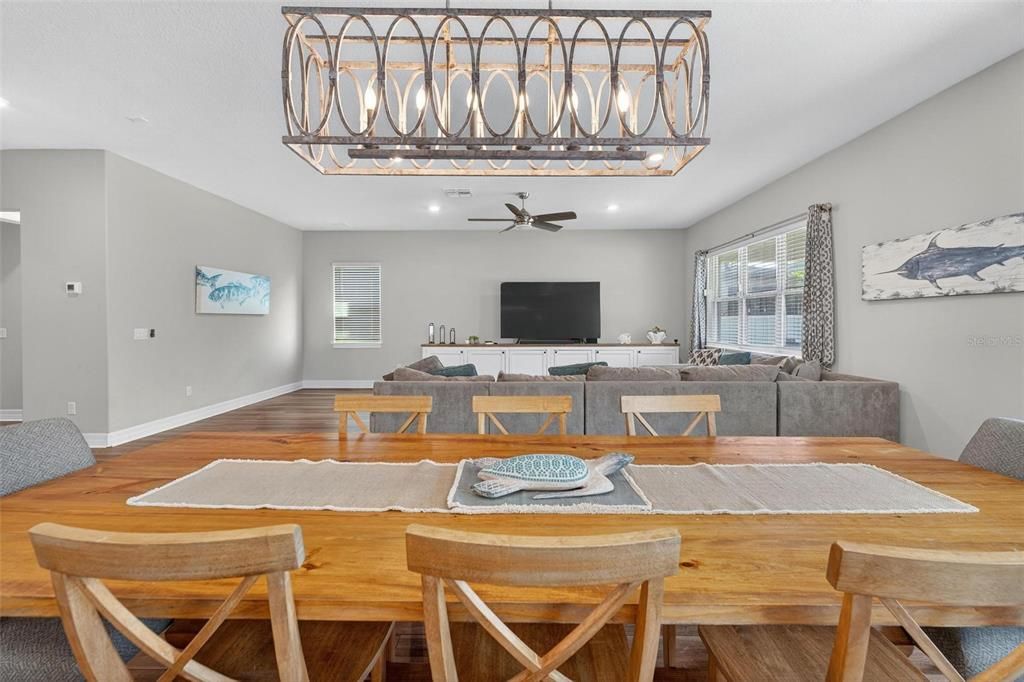 合同活跃: $1,050,000 (5 贝兹, 4 浴室, 3715 平方英尺)