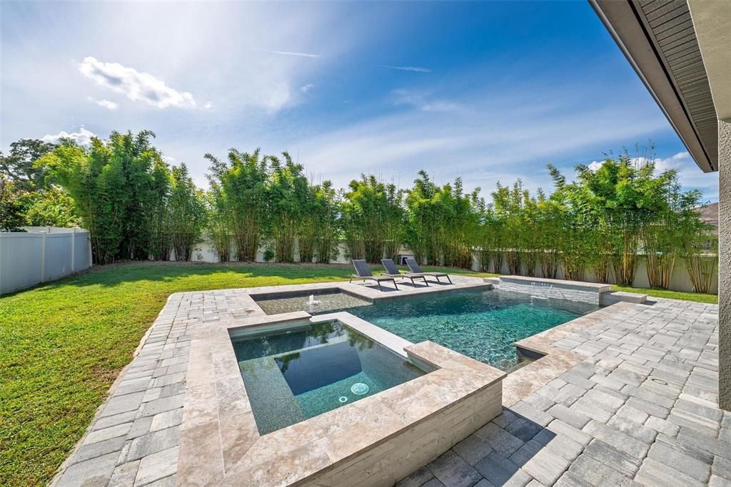 合同活跃: $1,050,000 (5 贝兹, 4 浴室, 3715 平方英尺)