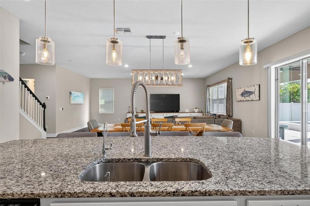 合同活跃: $1,050,000 (5 贝兹, 4 浴室, 3715 平方英尺)