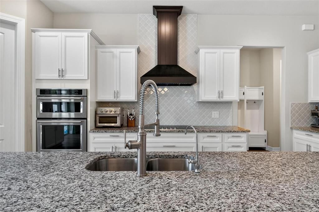 合同活跃: $1,050,000 (5 贝兹, 4 浴室, 3715 平方英尺)