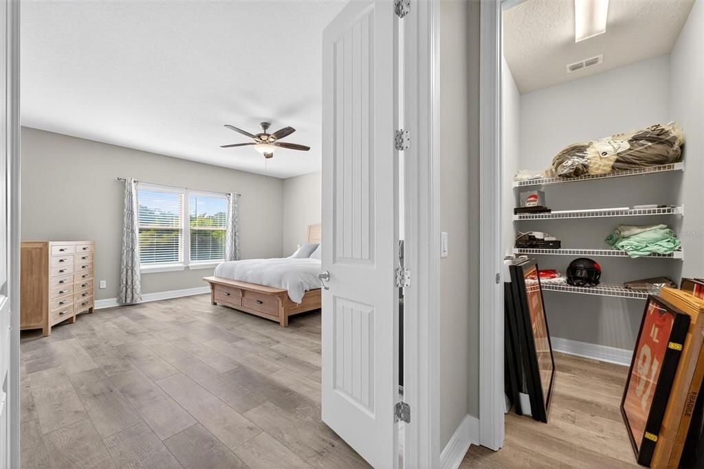 合同活跃: $1,050,000 (5 贝兹, 4 浴室, 3715 平方英尺)