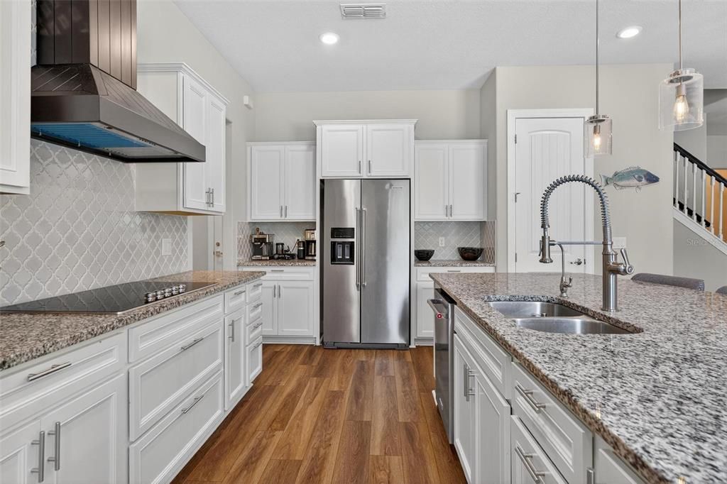 合同活跃: $1,050,000 (5 贝兹, 4 浴室, 3715 平方英尺)