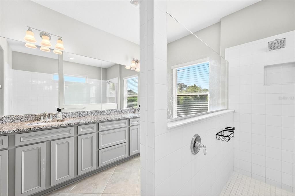 合同活跃: $1,050,000 (5 贝兹, 4 浴室, 3715 平方英尺)