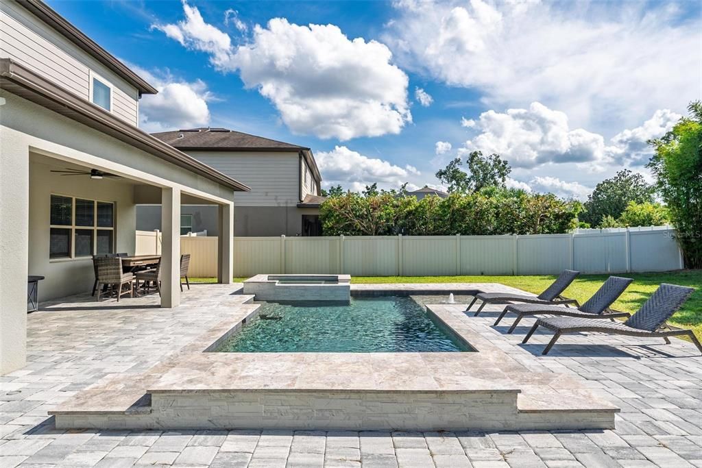 合同活跃: $1,050,000 (5 贝兹, 4 浴室, 3715 平方英尺)