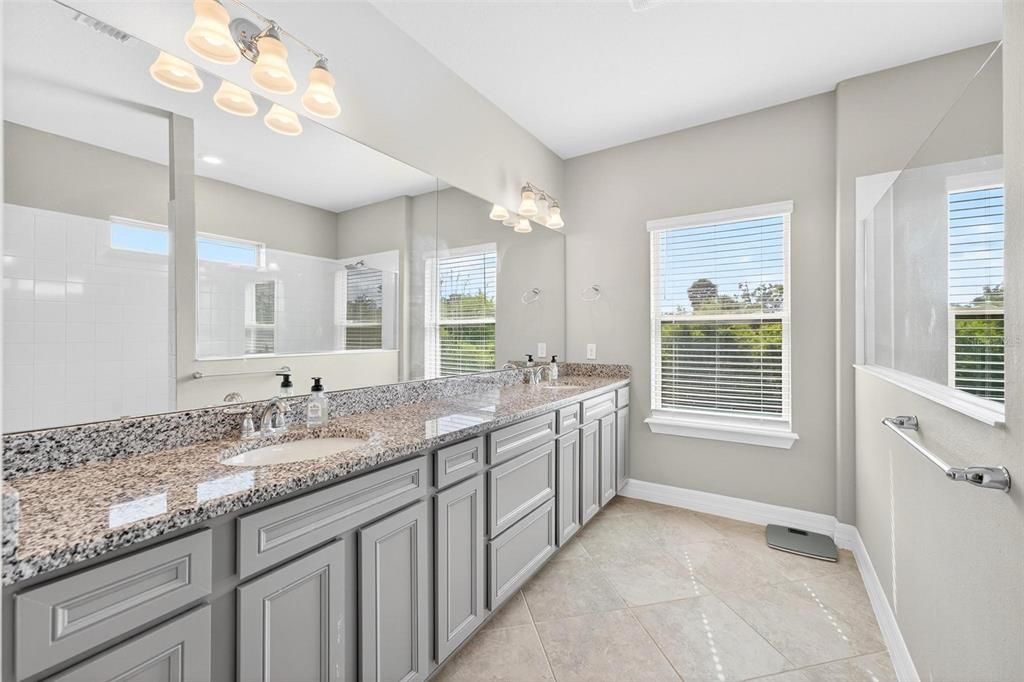 合同活跃: $1,050,000 (5 贝兹, 4 浴室, 3715 平方英尺)