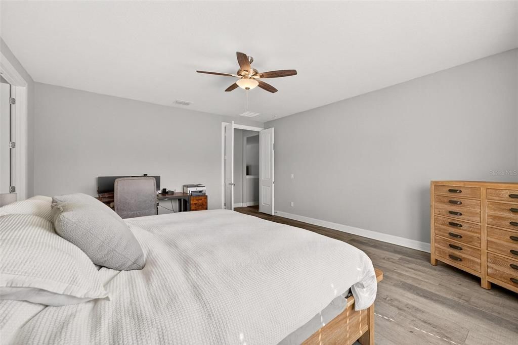 合同活跃: $1,050,000 (5 贝兹, 4 浴室, 3715 平方英尺)