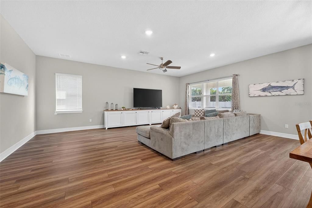 合同活跃: $1,050,000 (5 贝兹, 4 浴室, 3715 平方英尺)