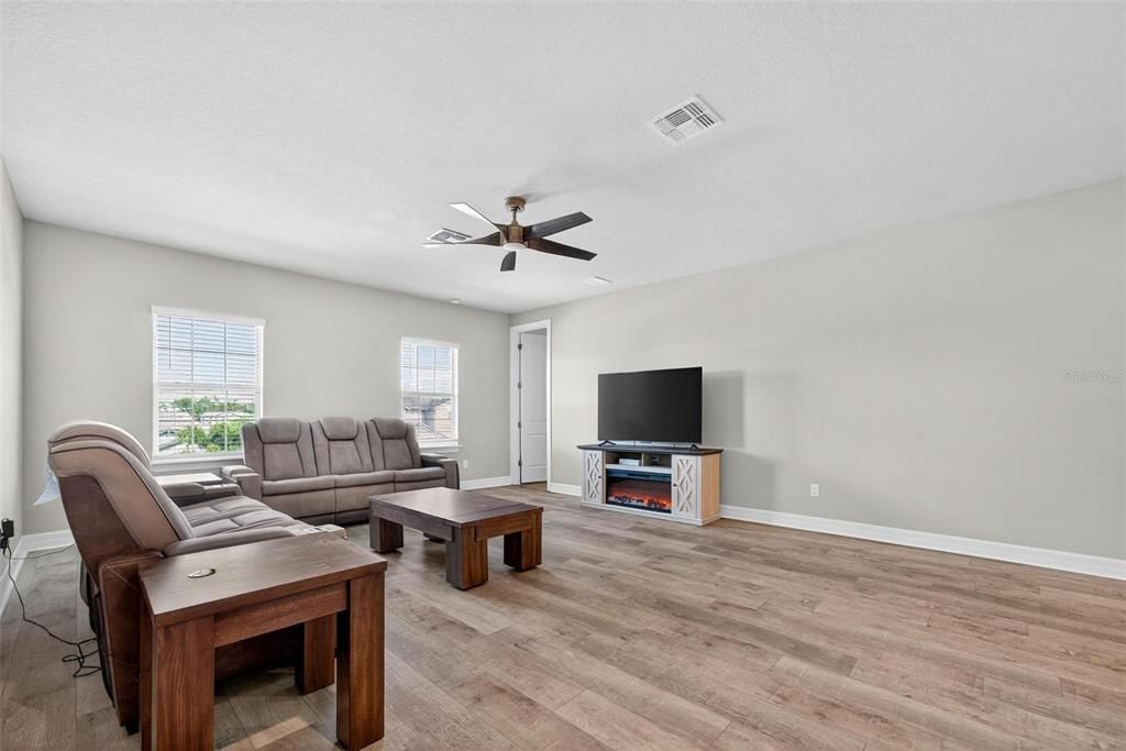 合同活跃: $1,050,000 (5 贝兹, 4 浴室, 3715 平方英尺)