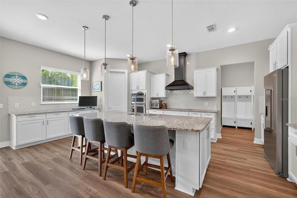 合同活跃: $1,050,000 (5 贝兹, 4 浴室, 3715 平方英尺)