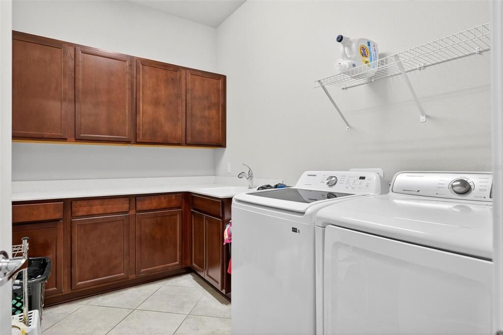 合同活跃: $1,050,000 (5 贝兹, 4 浴室, 3715 平方英尺)