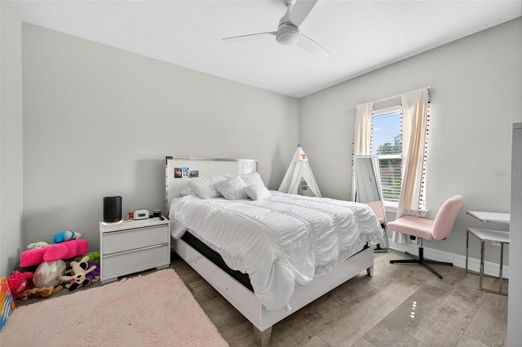 合同活跃: $1,050,000 (5 贝兹, 4 浴室, 3715 平方英尺)