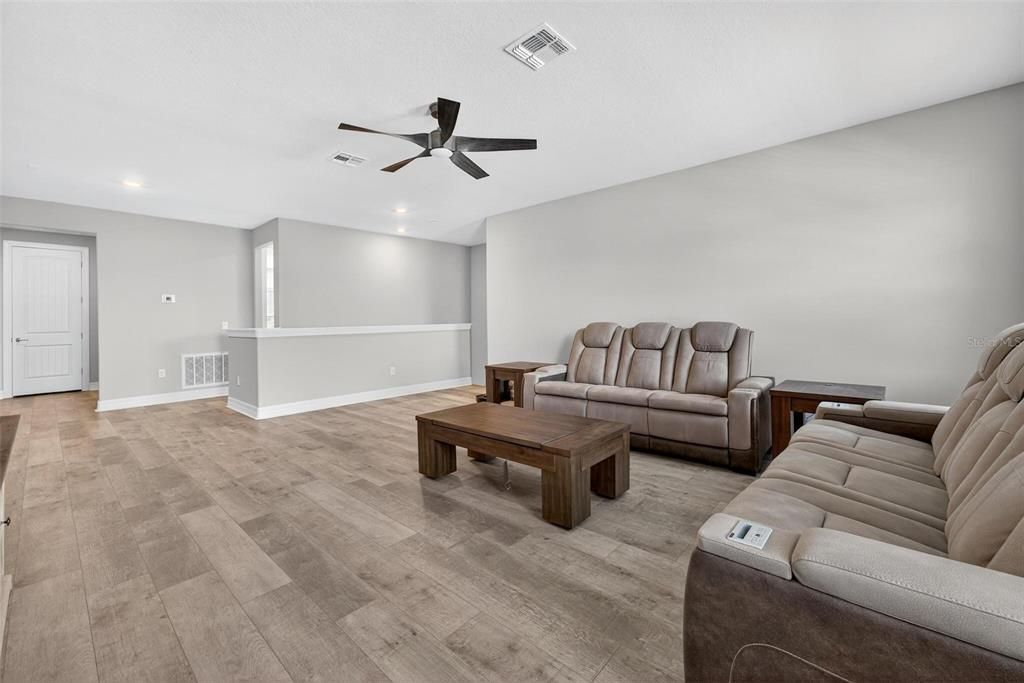 合同活跃: $1,050,000 (5 贝兹, 4 浴室, 3715 平方英尺)