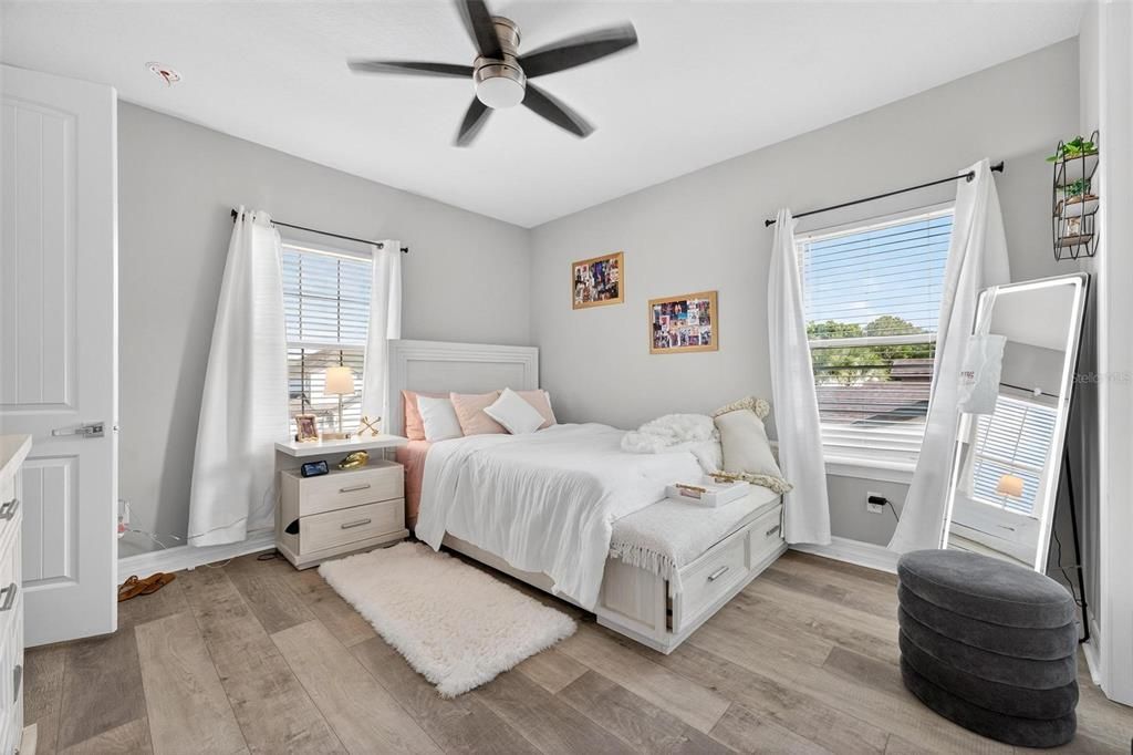 合同活跃: $1,050,000 (5 贝兹, 4 浴室, 3715 平方英尺)