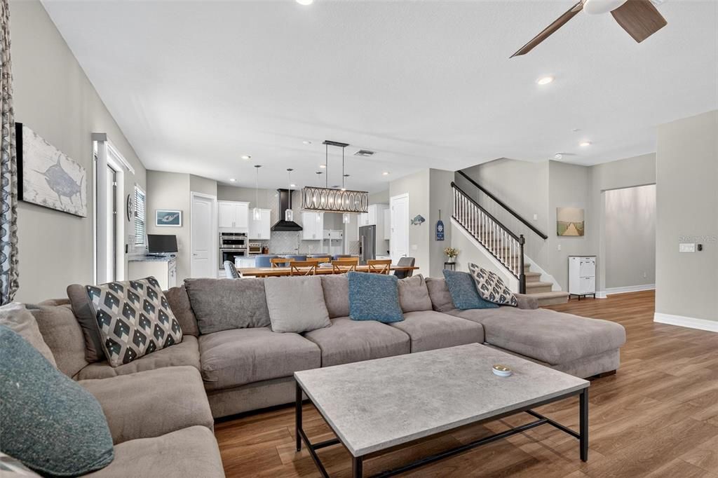 合同活跃: $1,050,000 (5 贝兹, 4 浴室, 3715 平方英尺)