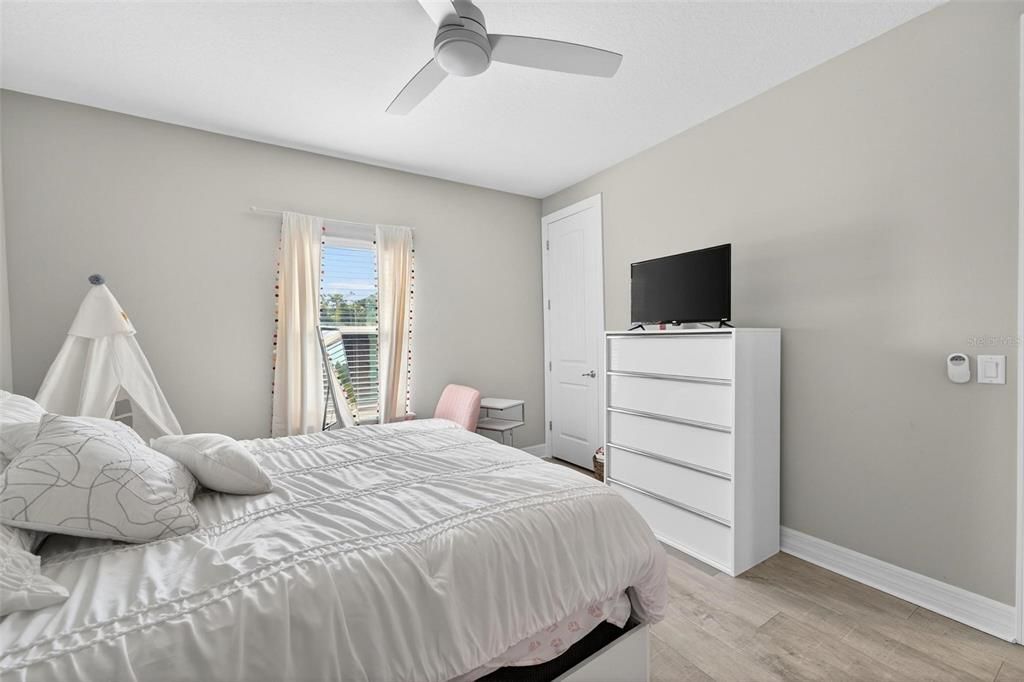 合同活跃: $1,050,000 (5 贝兹, 4 浴室, 3715 平方英尺)