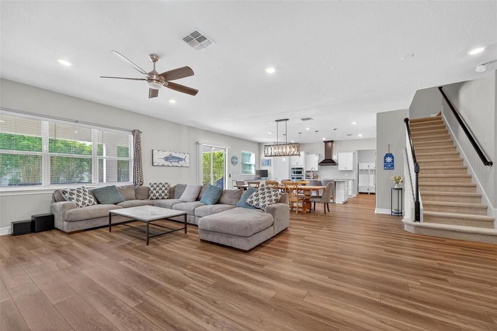 合同活跃: $1,050,000 (5 贝兹, 4 浴室, 3715 平方英尺)