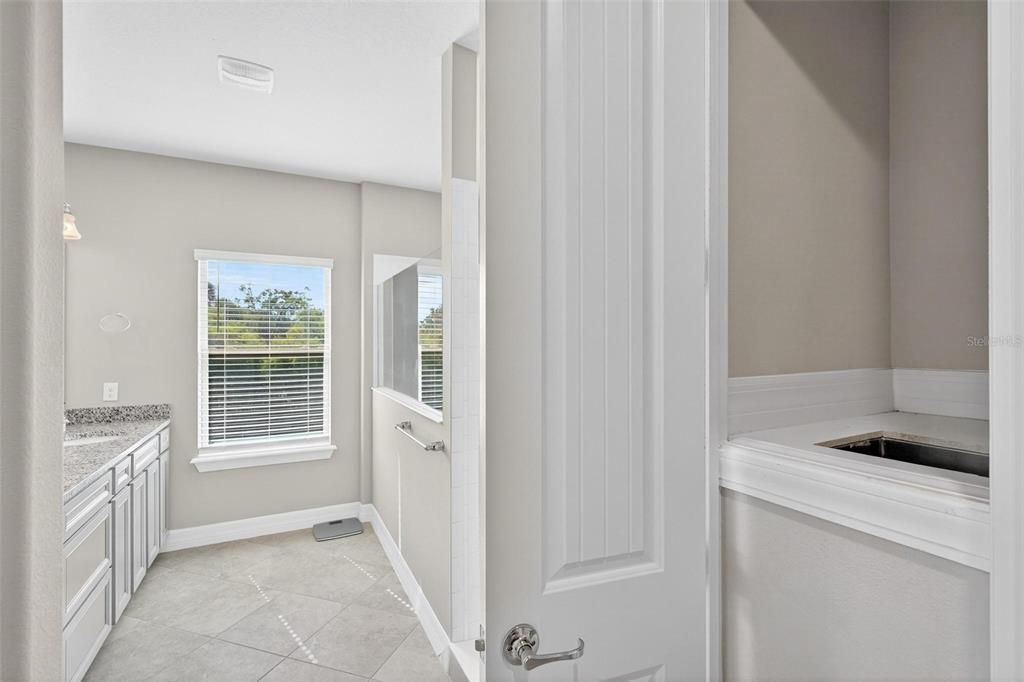 合同活跃: $1,050,000 (5 贝兹, 4 浴室, 3715 平方英尺)