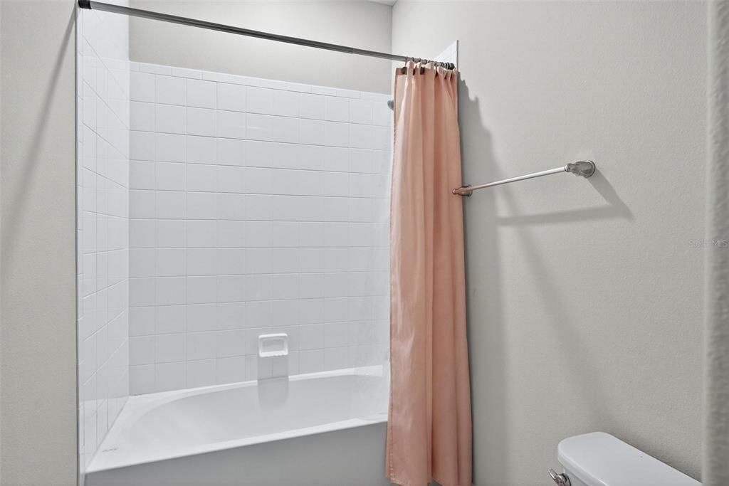 合同活跃: $1,050,000 (5 贝兹, 4 浴室, 3715 平方英尺)