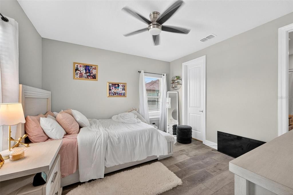 合同活跃: $1,050,000 (5 贝兹, 4 浴室, 3715 平方英尺)