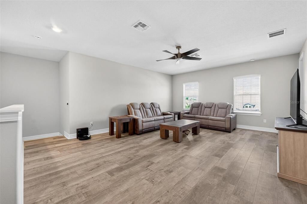 合同活跃: $1,050,000 (5 贝兹, 4 浴室, 3715 平方英尺)