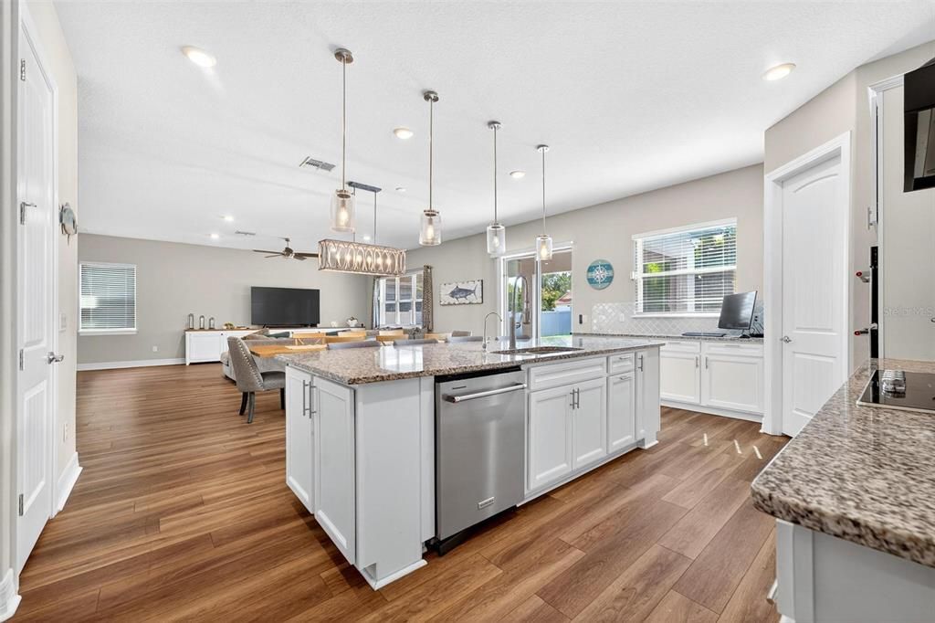 合同活跃: $1,050,000 (5 贝兹, 4 浴室, 3715 平方英尺)