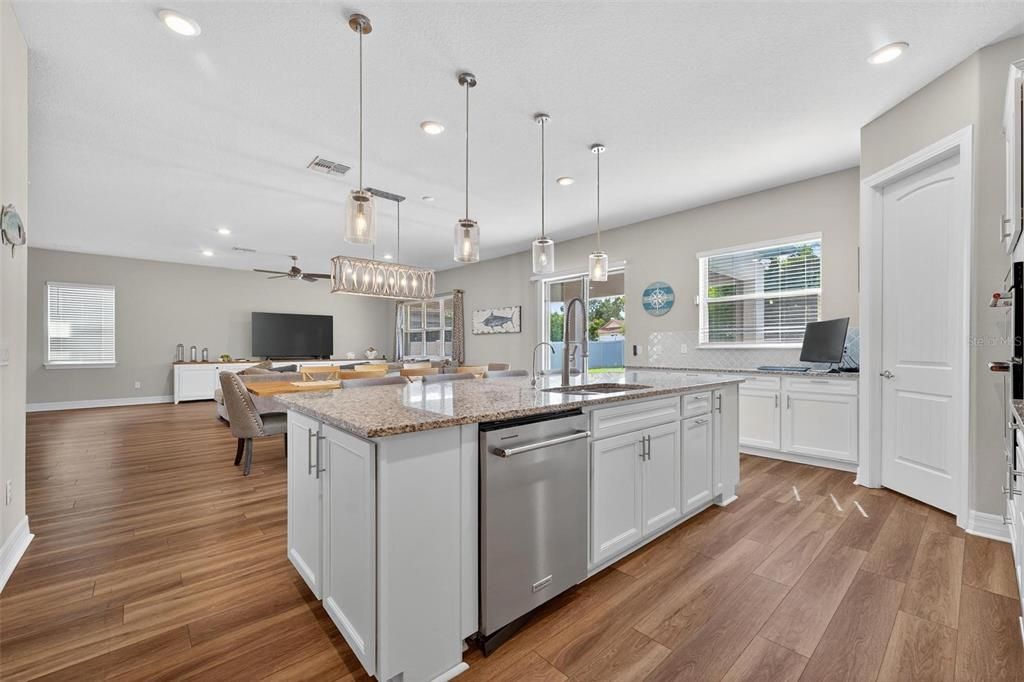 合同活跃: $1,050,000 (5 贝兹, 4 浴室, 3715 平方英尺)