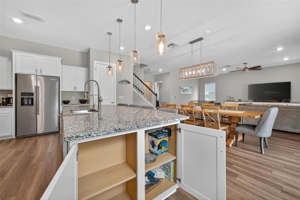 合同活跃: $1,050,000 (5 贝兹, 4 浴室, 3715 平方英尺)