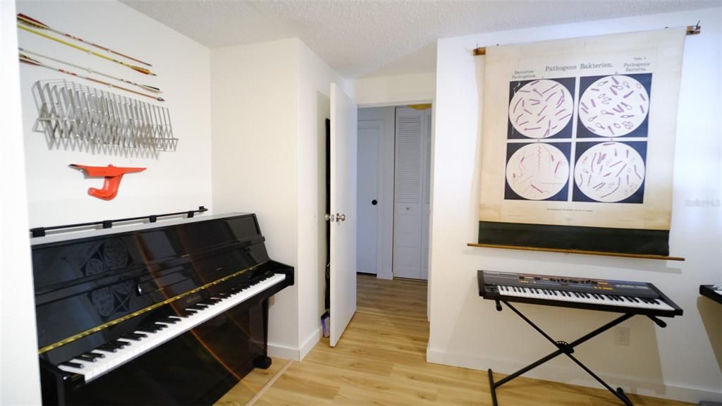 合同活跃: $330,000 (3 贝兹, 2 浴室, 1534 平方英尺)