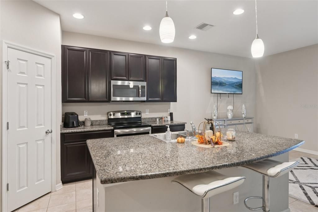 For Sale: $259,999 (3 beds, 2 baths, 1400 Square Feet)