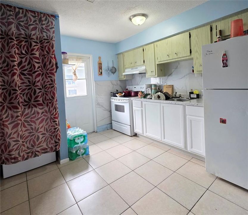 待售: $305,000 (8 贝兹, 0 浴室, 1560 平方英尺)