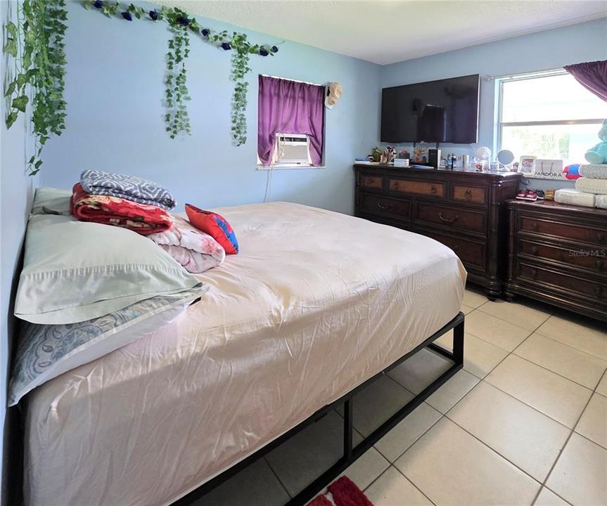 待售: $305,000 (8 贝兹, 0 浴室, 1560 平方英尺)