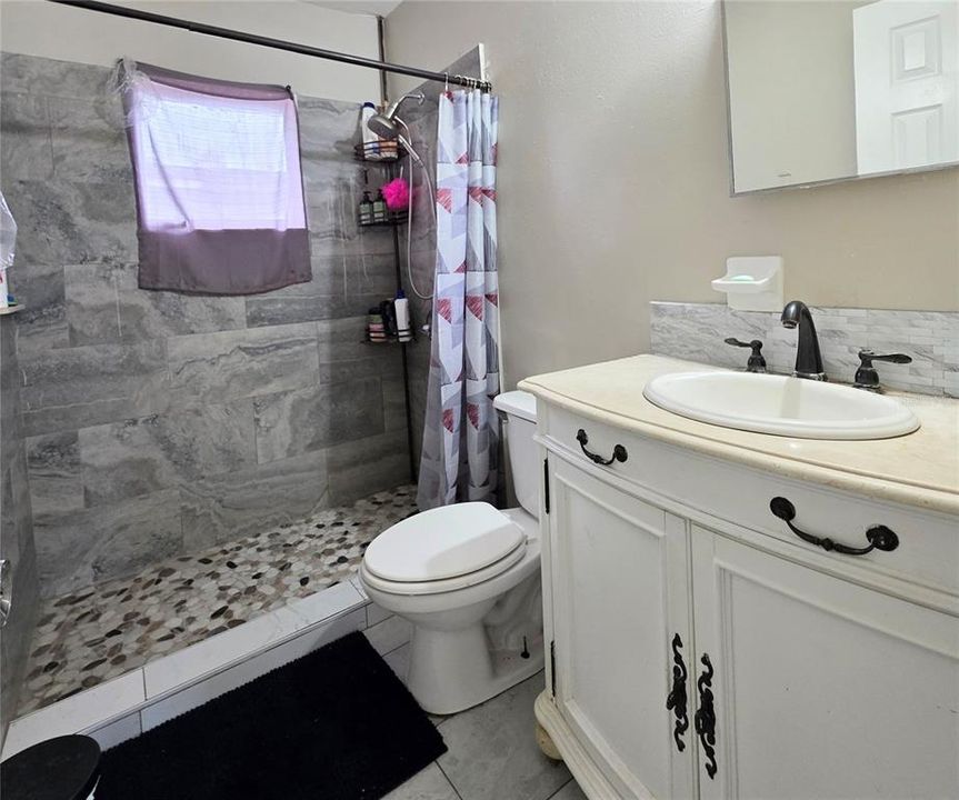 待售: $305,000 (8 贝兹, 0 浴室, 1560 平方英尺)