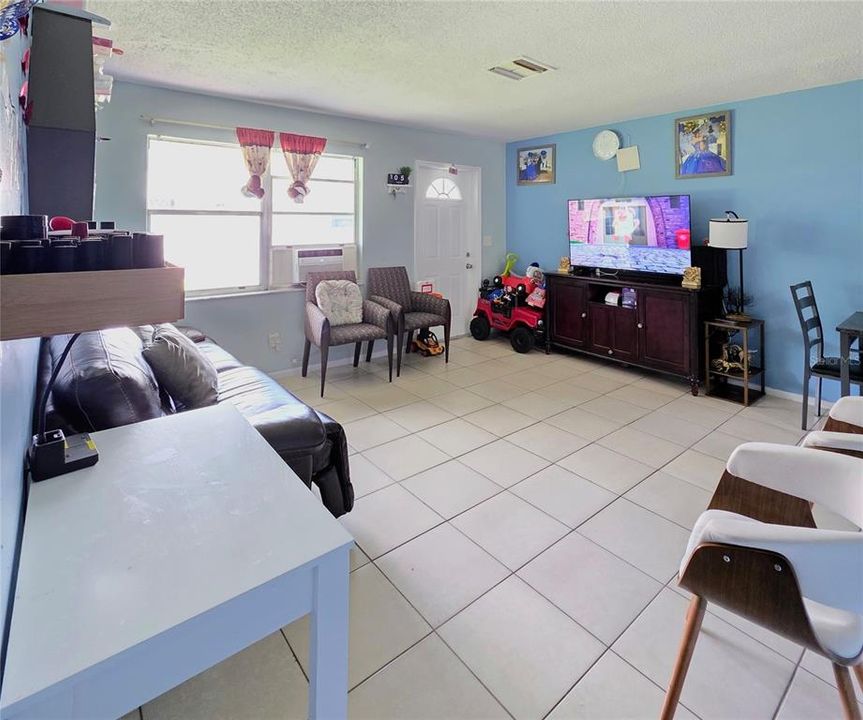 待售: $305,000 (8 贝兹, 0 浴室, 1560 平方英尺)