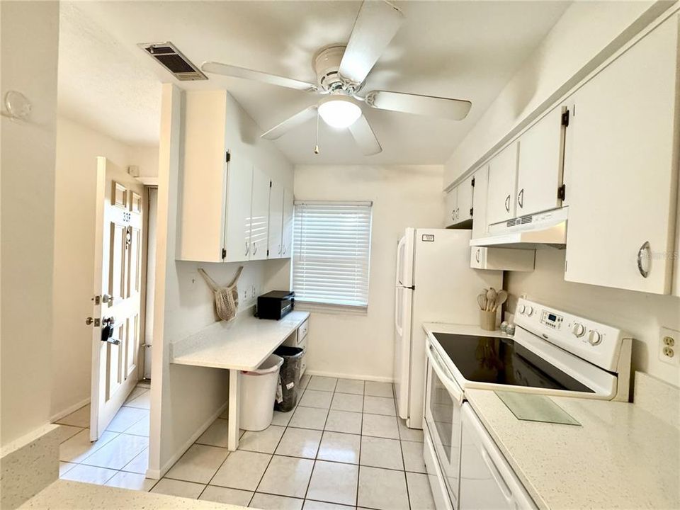 Activo con contrato: $1,650 (2 camas, 2 baños, 963 Pies cuadrados)