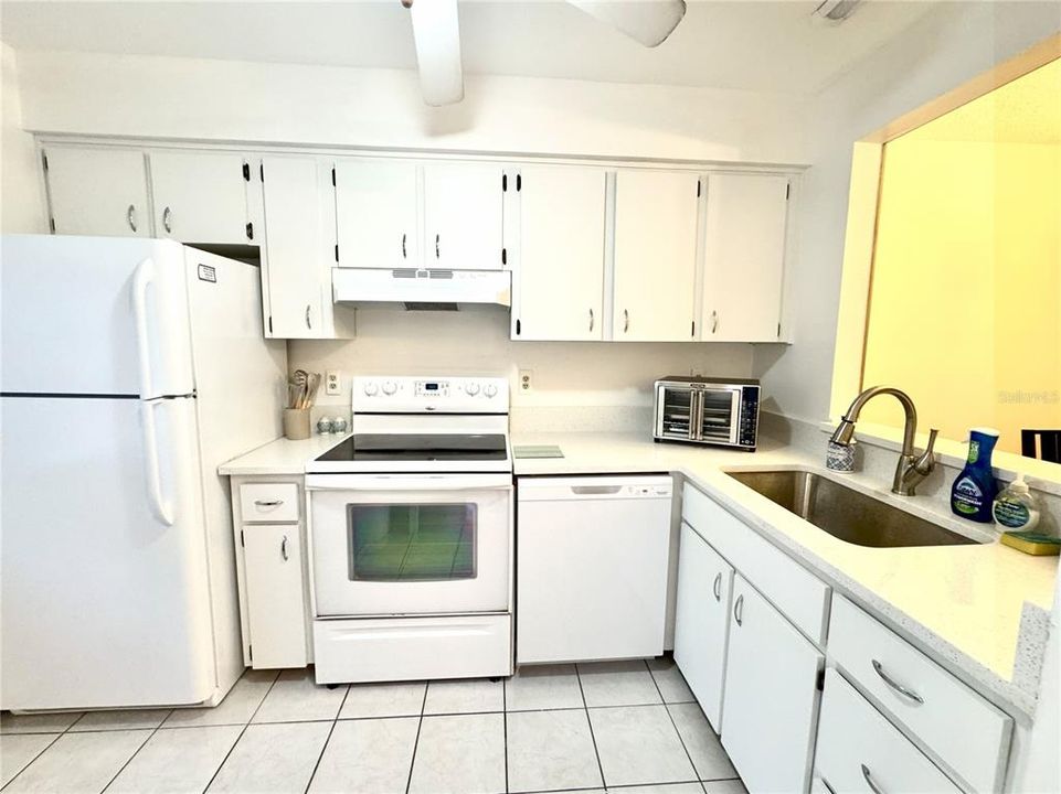 Activo con contrato: $1,650 (2 camas, 2 baños, 963 Pies cuadrados)