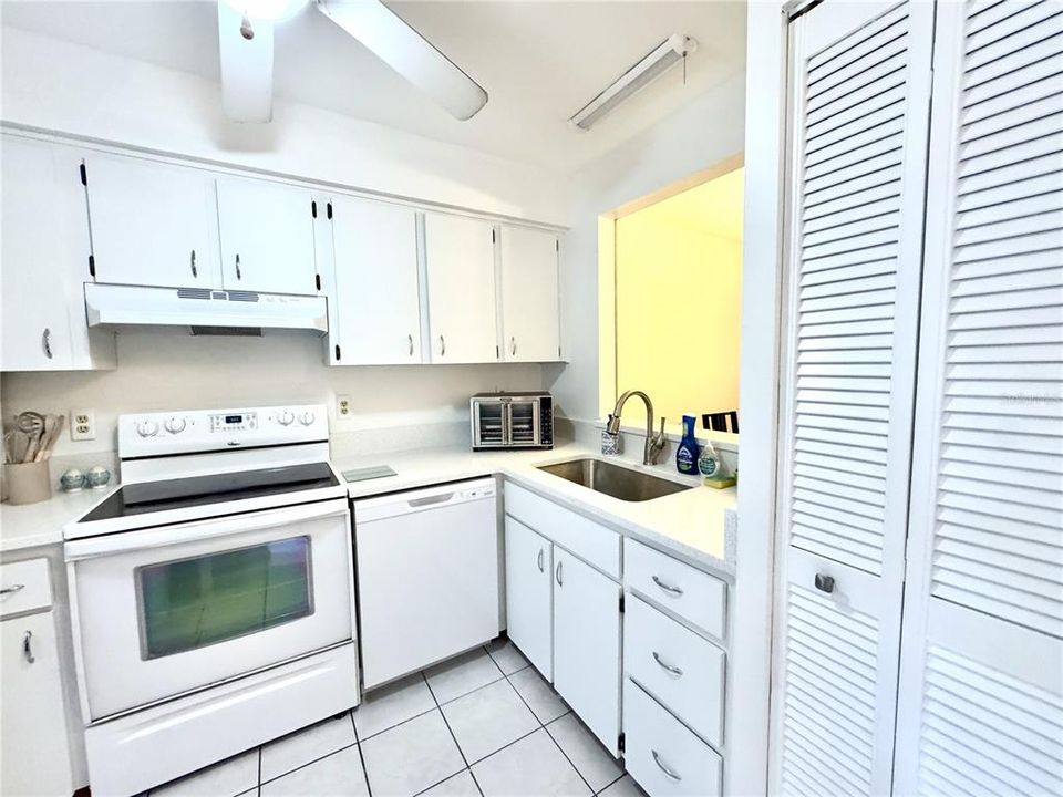 Activo con contrato: $1,650 (2 camas, 2 baños, 963 Pies cuadrados)