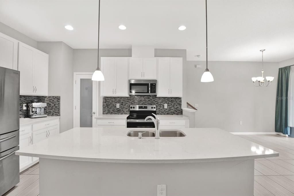 Active With Contract: $307,000 (3 beds, 2 baths, 1637 Square Feet)