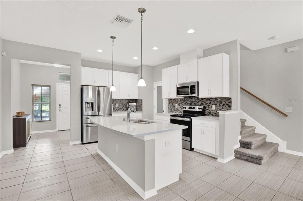 Active With Contract: $307,000 (3 beds, 2 baths, 1637 Square Feet)