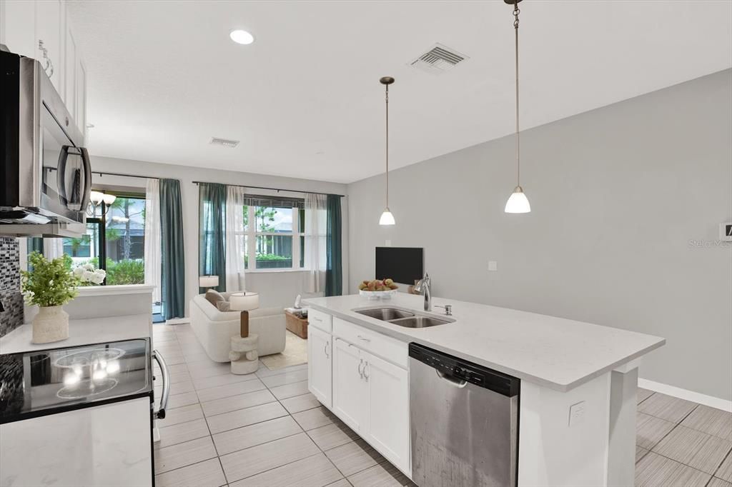 Active With Contract: $307,000 (3 beds, 2 baths, 1637 Square Feet)