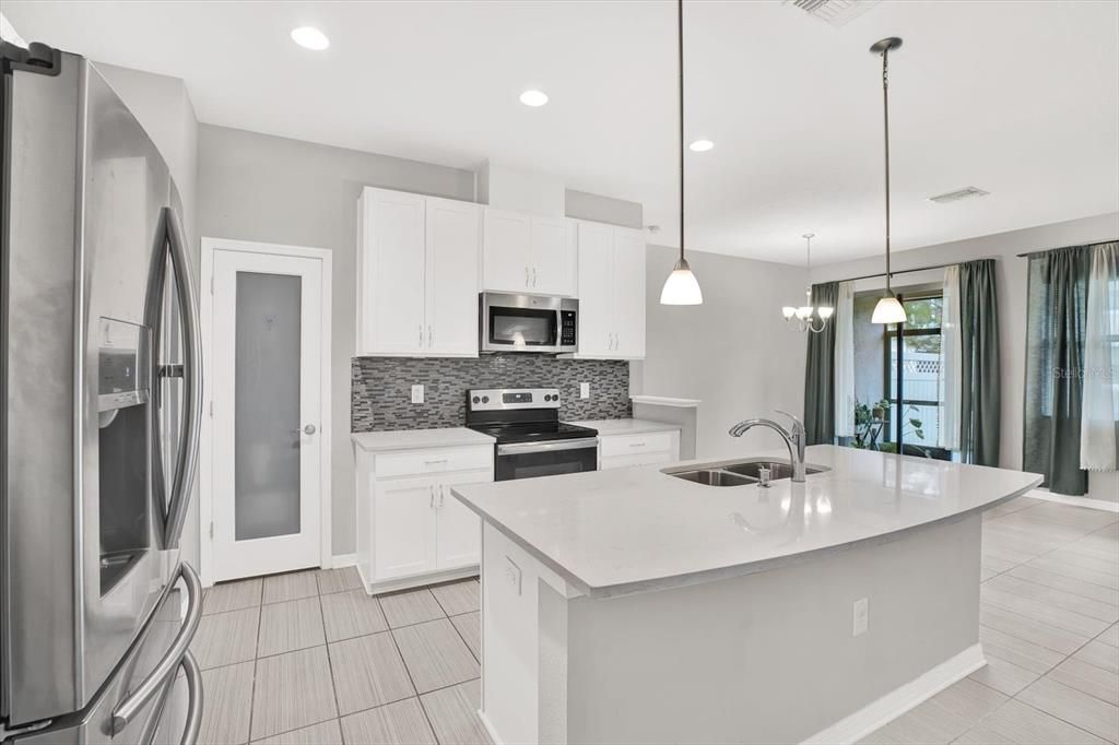 Active With Contract: $307,000 (3 beds, 2 baths, 1637 Square Feet)