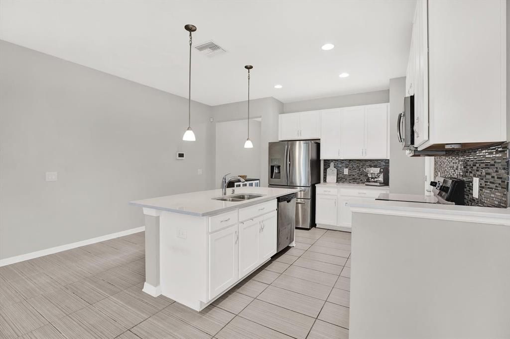 Active With Contract: $307,000 (3 beds, 2 baths, 1637 Square Feet)