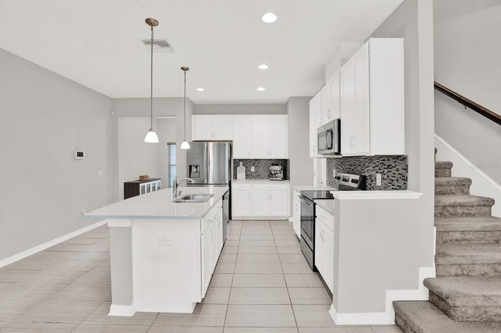 Active With Contract: $307,000 (3 beds, 2 baths, 1637 Square Feet)