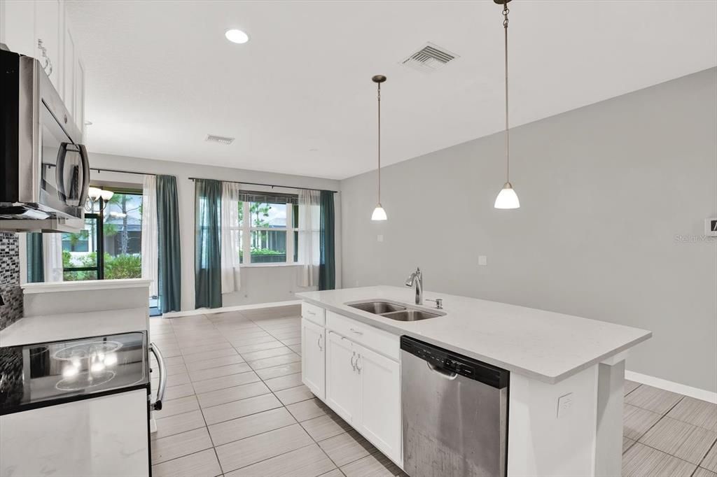 Active With Contract: $307,000 (3 beds, 2 baths, 1637 Square Feet)