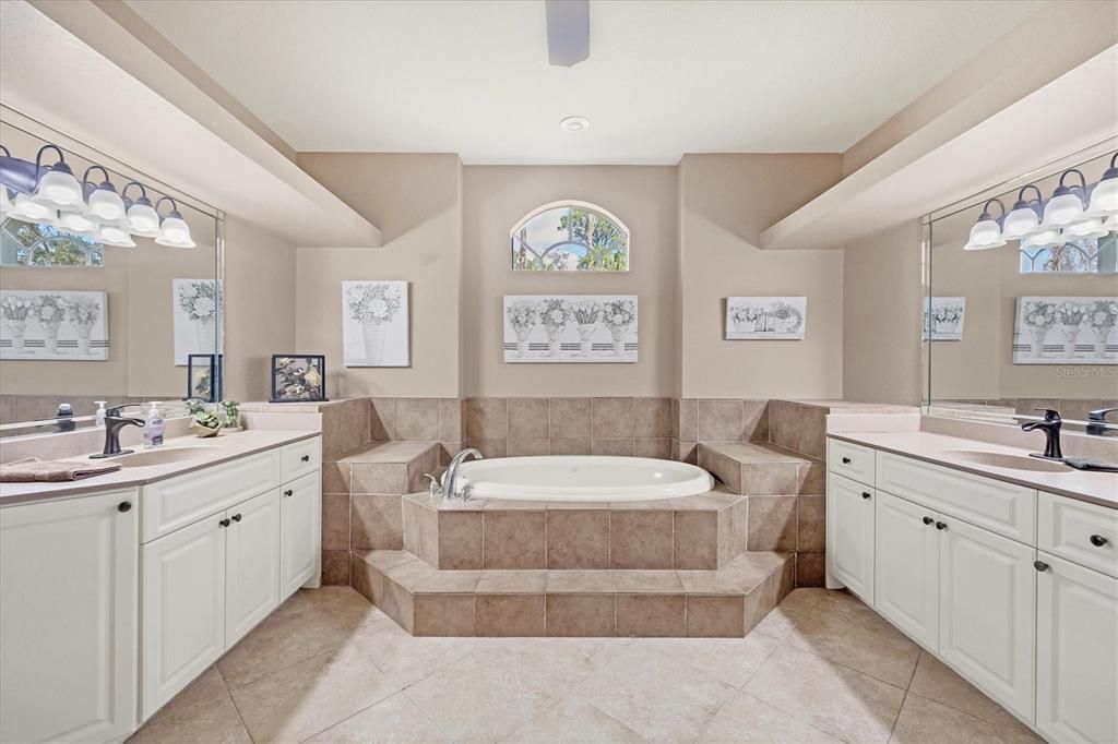 待售: $560,000 (4 贝兹, 3 浴室, 2536 平方英尺)